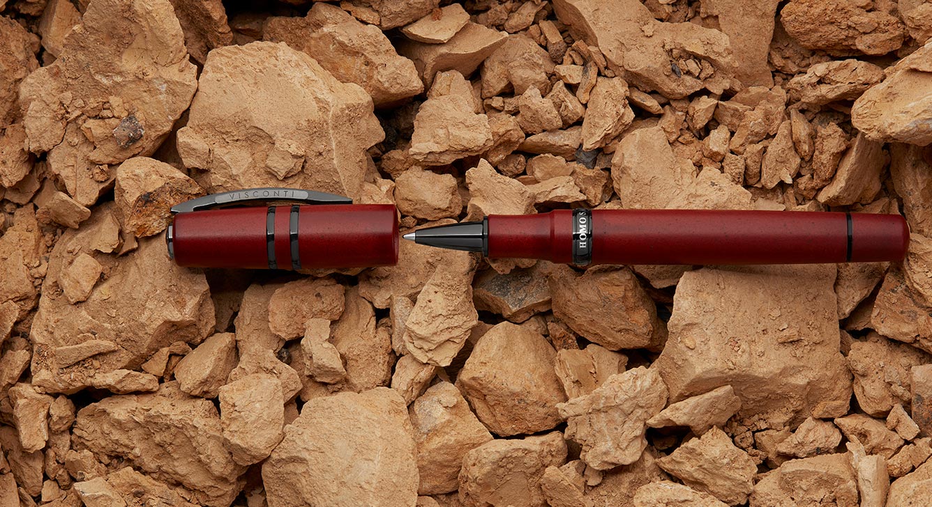 
  Первая коллекция в корпусе из цветной лавы...